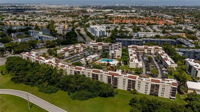 Building Photo - 8870 Fontainebleau Blvd