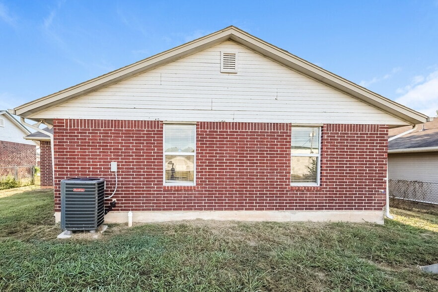 Building Photo - 1933 Creekridge Dr