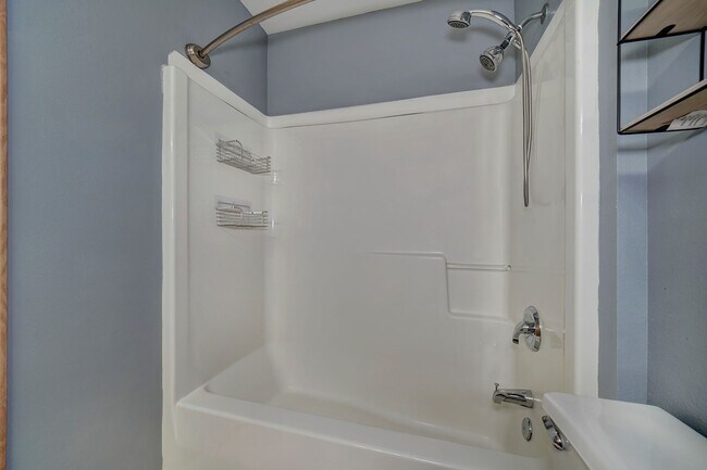 Building Photo - Spacious 3 bedroom townhome close to CK sc...