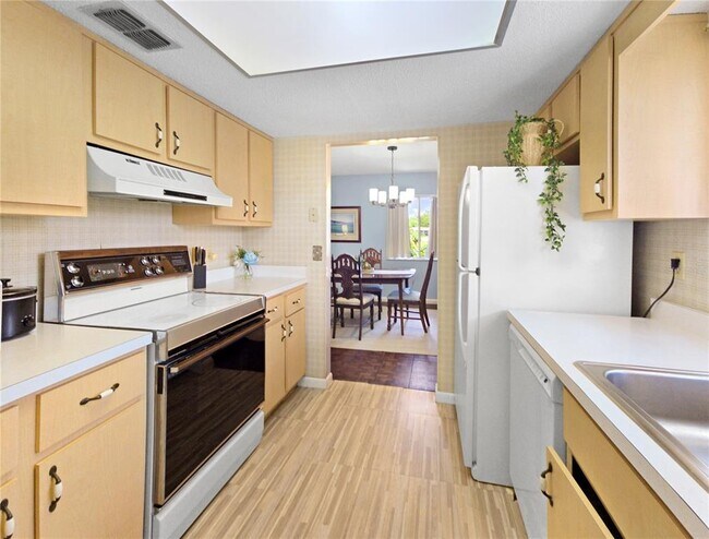 Building Photo - 553 Fairways Cir