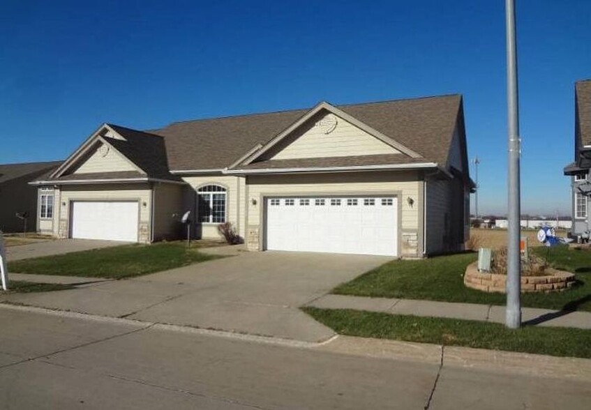 Exterior Front - 306 Southwest Carriage Drive