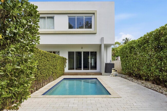 Building Photo - 2852 SW 32nd Ct