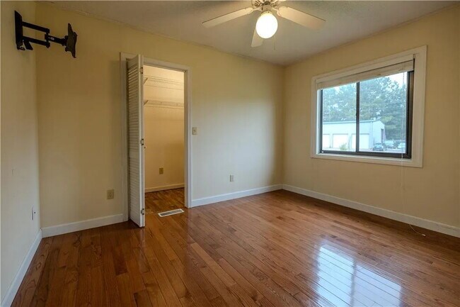 Building Photo - 3 Bedroom Home w/ Workshop and Fenced Yard