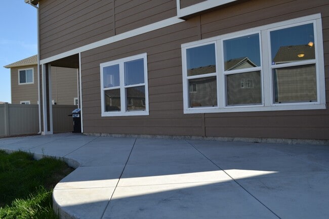 Building Photo - Beautiful Bedroom in Forest Meadows!