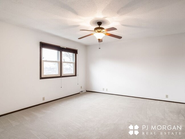Building Photo - 3 Bed 3 Bath Duplex - Available now