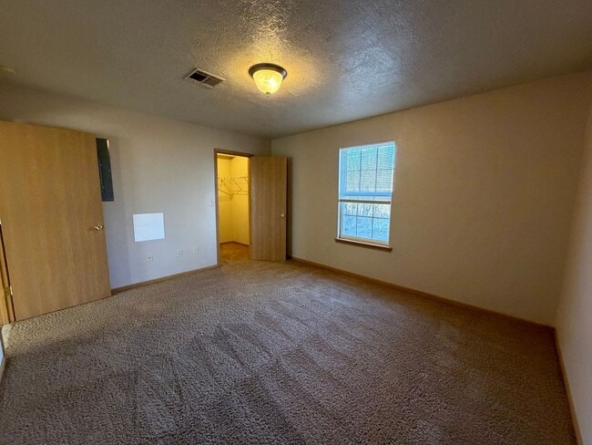 Building Photo - Spacious 3 Bedroom 2 Bath Townhome