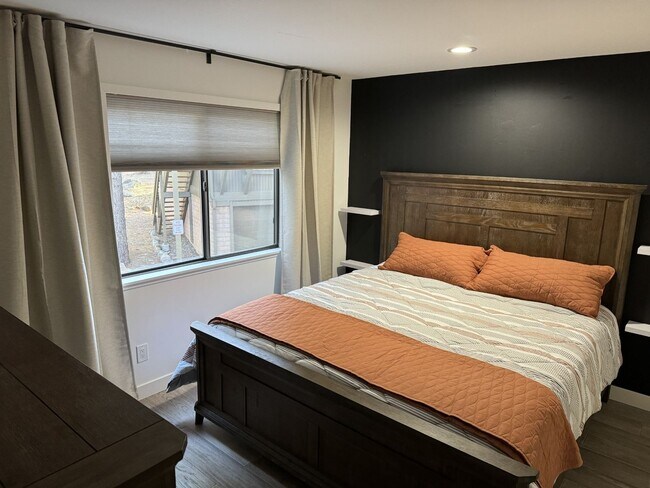 Building Photo - Beautifully Remodeled 3 bed, 3 baths 2 Car...
