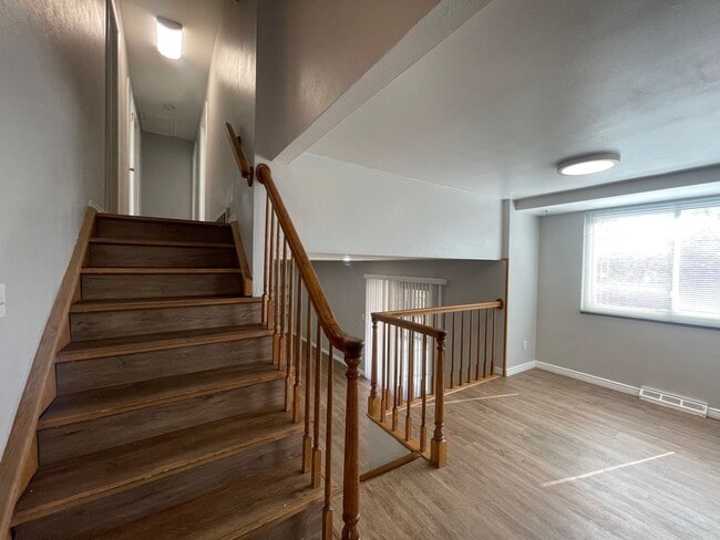 Building Photo - $0 DEPOSIT OPTION. TRI-LEVEL AURORA HOME WITH MODERN AMENITIES AND SPACIOUS INTERIORS