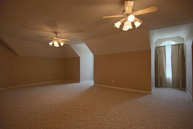 Building Photo - 212 North Cir