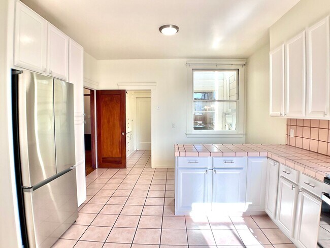 Building Photo - LARGE 2BR w/ Dining Room. PARKING AVAIL.! DISHWASHER! W/D IN-UNIT