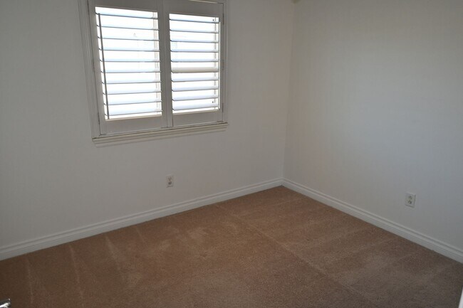 Building Photo - Spectacular Gated 3 Bed + Den, 2.5 Bath Townhouse in Newport Beach.