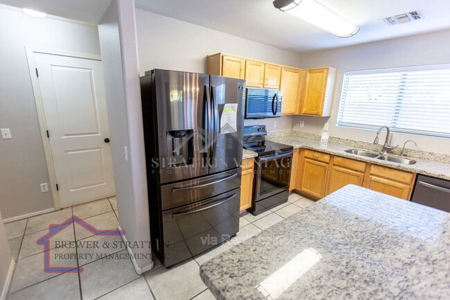 Building Photo - 2102 E Spruce Dr