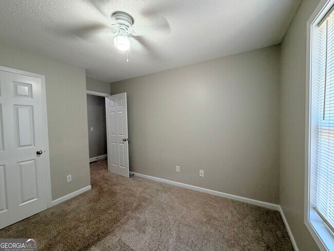 Building Photo - 11 Woodvine Ct