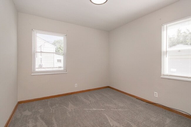 Building Photo - 3 bedroom Spacious Cape Cod!