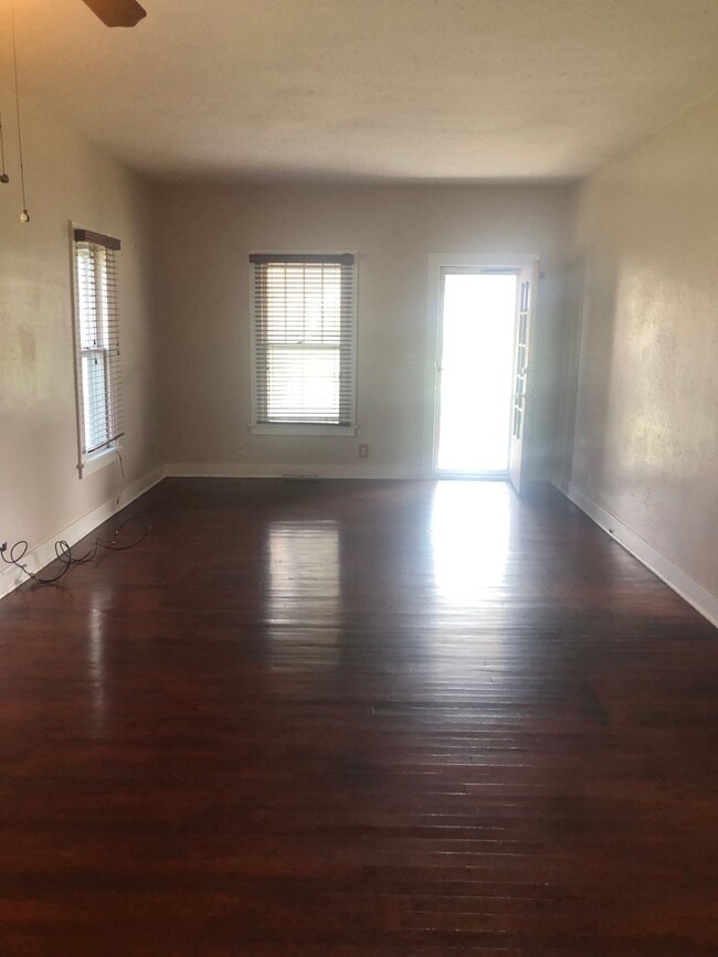 Building Photo - Lots of Space & Central Location