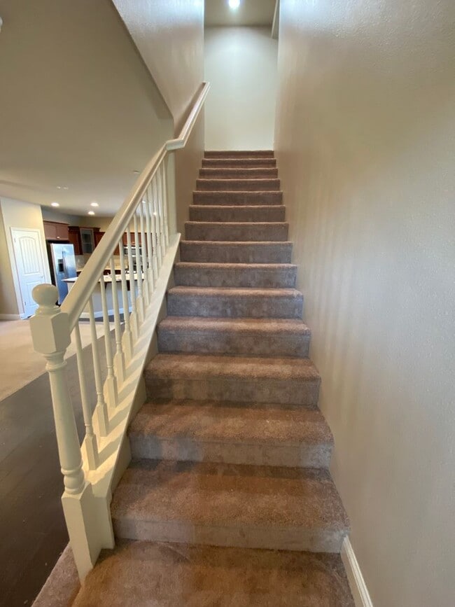 Building Photo - Beautiful 2 story Home in gated community ...