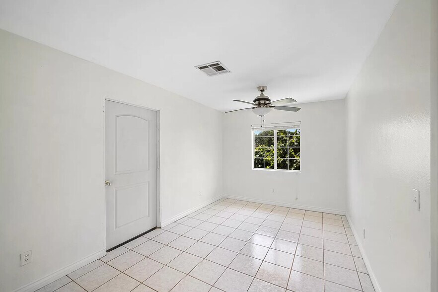 Building Photo - 14012 Sayre St