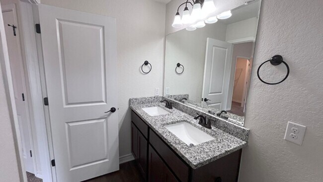 Building Photo - Gorgeous 3-Bed Townhome with Private Yard ...