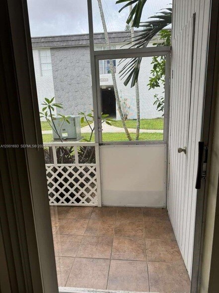 Building Photo - 10383 N Kendall Dr