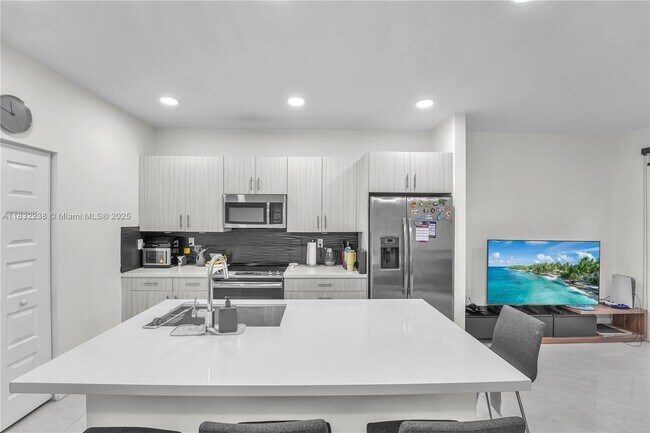 Building Photo - 15850 NW 91st Ct