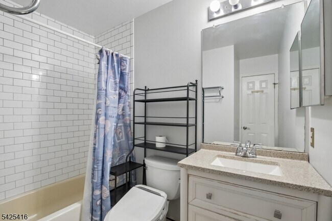 Building Photo - 14 Exeter Rd