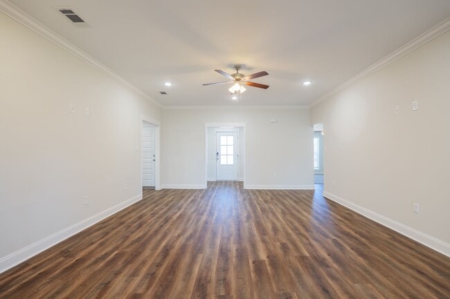 Building Photo - Don't Miss Out On This One!
