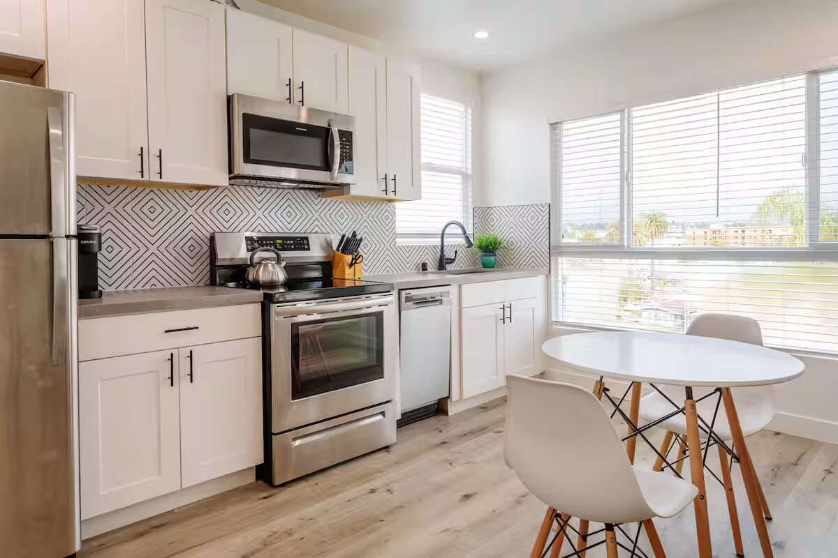 Building Photo - 331 1/2 N Alexandria Ave