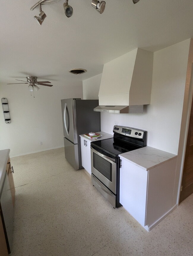 Building Photo - 7070 Beacon Way