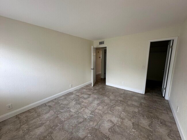 Building Photo - 883 Normandy Trail