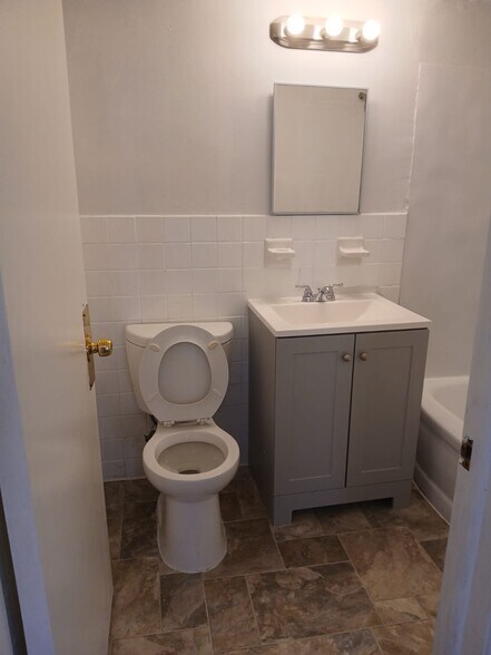 Building Photo - 1950 Nelawood Rd