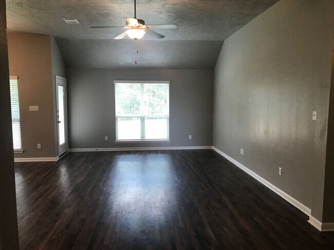 Building Photo - Spacious Single-Family Home Available Soon!