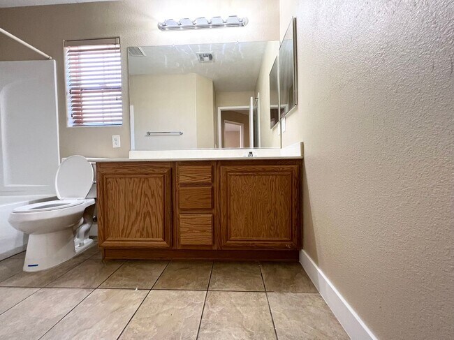 Building Photo - Beautiful 4-bedroom, 2.5-bathroom house