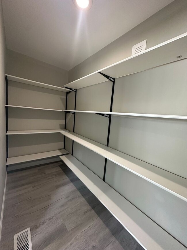 Building Photo - 607 New River Dr