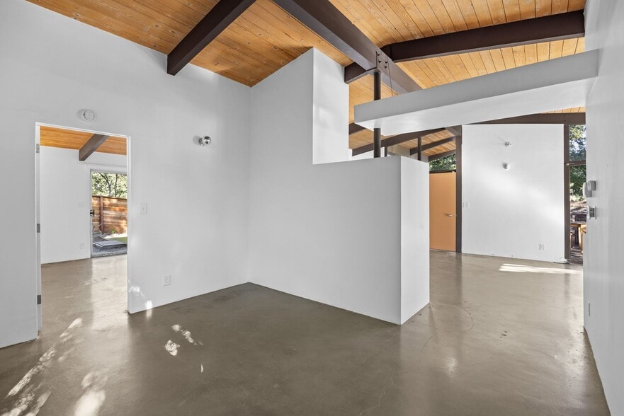 Building Photo - Updated Mid-Century Home in Picturesque Woodland Hills