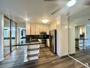 Building Photo - Newly Renovated Pacific Beach Condo Pool S...