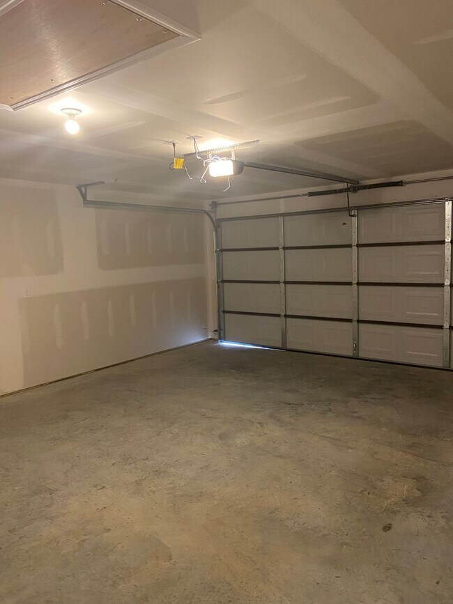 Building Photo - *PreLeasing* Four Bedroom | Two Bath Home in Conrad Court