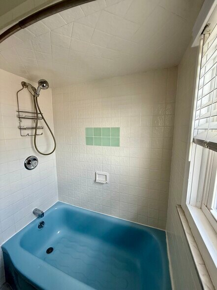 Bathroom - 435 Harborside Dr W