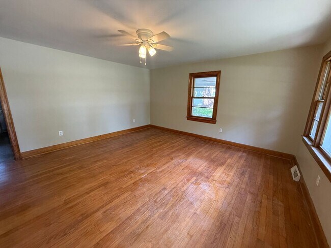 Building Photo - 1302 Dogwood Ln NW