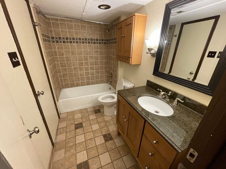 Building Photo - 5808 Sandhurst Ln