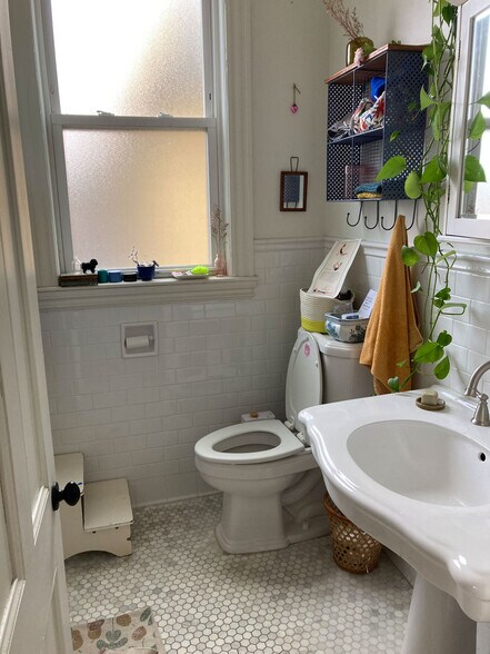 Building Photo - 184 School St