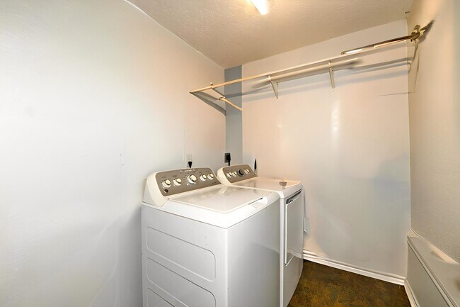 Building Photo - Spacious cozy home  |  Great location  |  2 bedroom  |  1 bath  |  1 car garage
