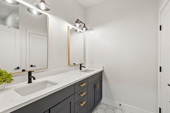 Building Photo - Bi-Level Shaw Condo