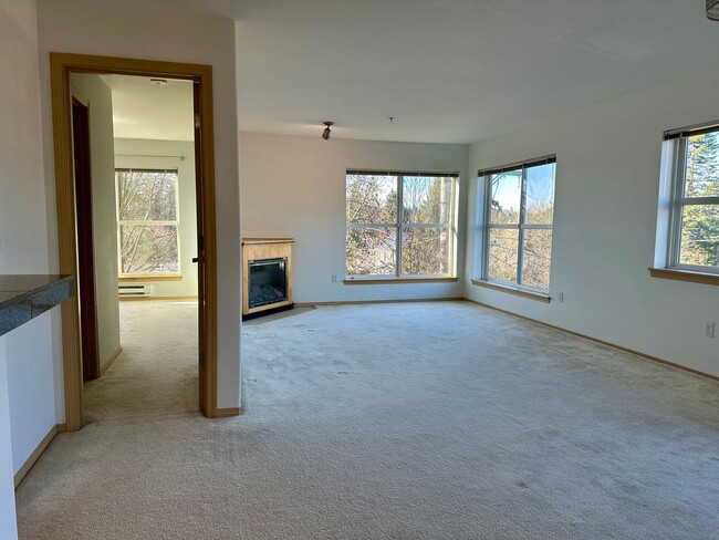 Building Photo - 2 Weeks Free Rent at Wonderful Greenwood 2 Bed/2Bath