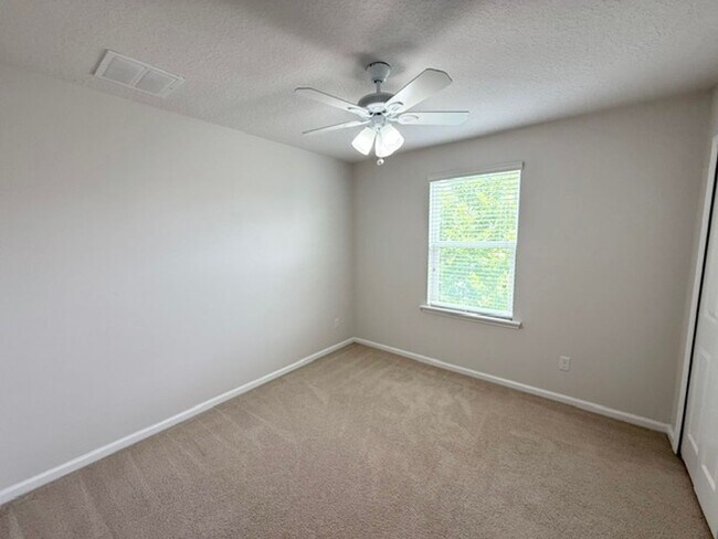 Building Photo - Beautiful home available for rent in the d...