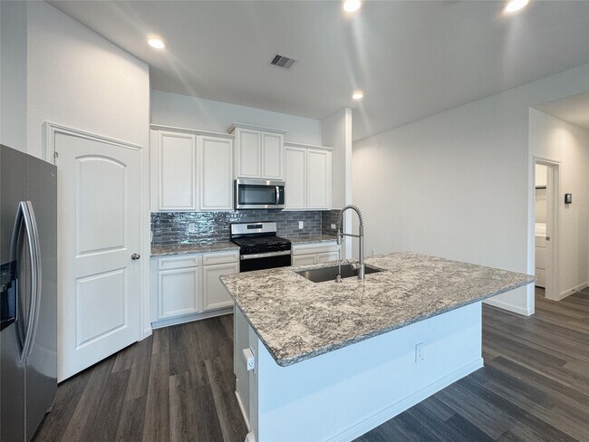 Building Photo - 519 Newcomb Holw Dr