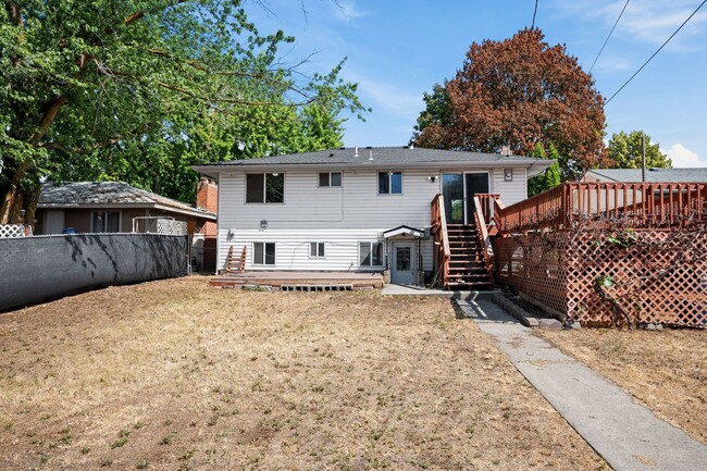 Building Photo - 4 Bedroom Northeast Spokane Home - Availab...