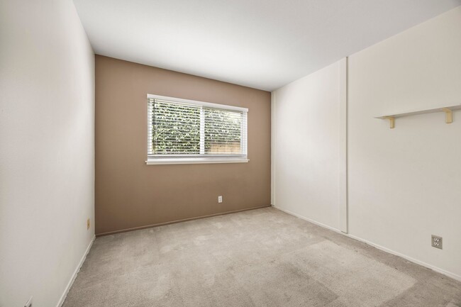 Building Photo - 3-Bed, 2-Bath Single-Family Residence With...