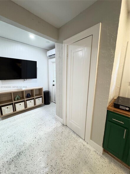 Building Photo - 1901 SW 9th St