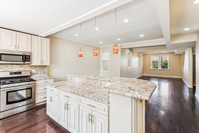 Building Photo - Charming and very Spacious 3 BR/3.5 BTH in...