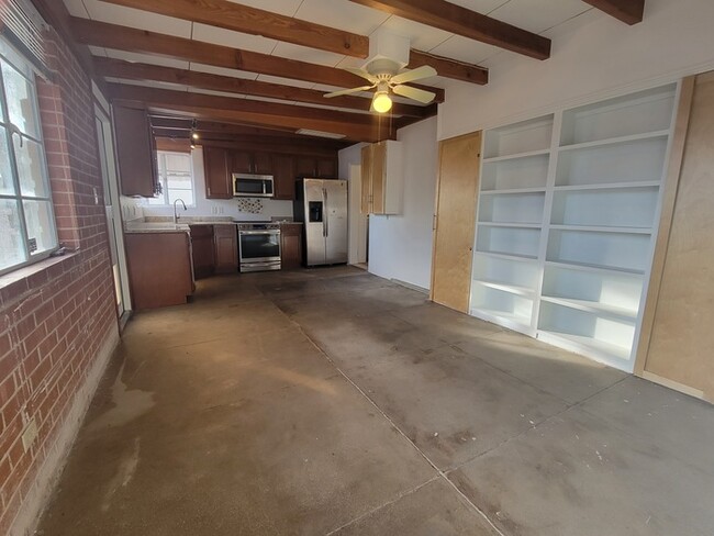 Building Photo - 2bd Near U of A Available in April!